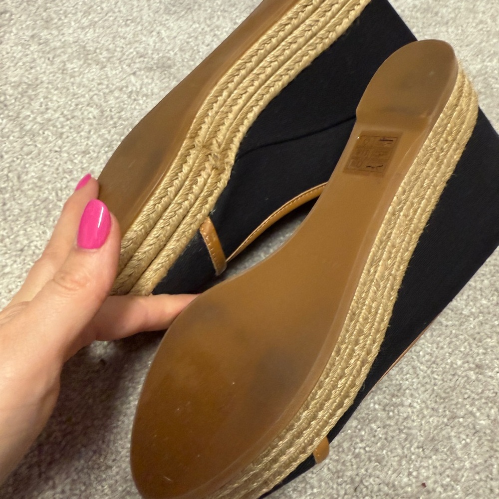 Elegant Black and Tan Women's Shoes - Picture 7 of 7